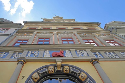 Renaissance Haus Zum Roten Ochsen, relief, sculpture, red ox figure, red, view upwards,