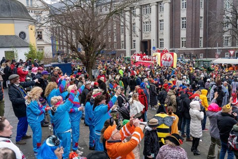 Rose Monday parade in Düsseldorf, themed floats of carnival societies and other participants in the