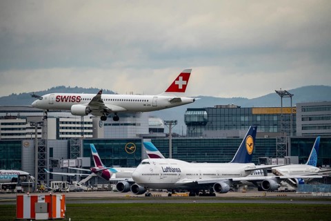 Swiss aircraft approaching Frankfurt am Main airport, on the centre runway, 25C/07C, terminal