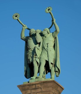 Lurspieler, antique trumpets, bronze sculpture on terracotta column, Town Hall Square, Rathausplatz
