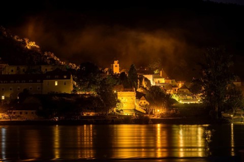 View across the Danube to the village of Dürnstein, Rossatz-Arnsdorf, Lower Austria, Austria,