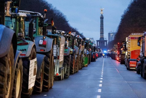Thousands of farmers demonstrate with their tractors against the planned cancellation of the