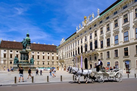 Horse-drawn carriage in front of the Emperor Franz Monument, In der Burg, Hofburg Imperial Palace,