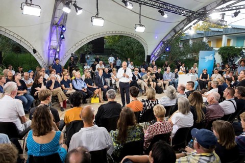 Olaf Scholz (Chancellor of the Federal Republic of Germany, SPD) surrounded by guests at the