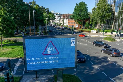 Official warning of heat, from the German Weather Service DWD, on digital billboard, from Ströer,