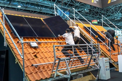 Presentation of the rapid installation of a solar system on a residential house with a pitched