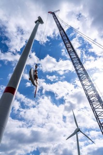 Erection of a wind turbine, wind energy plant, assembly of the ring generator, with a crawler