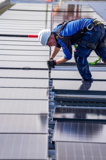 Installation of solar modules on the roof of a commercial enterprise, over 400 photovoltaic modules