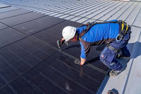 Installation of solar modules on the roof of a commercial enterprise, over 400 photovoltaic modules