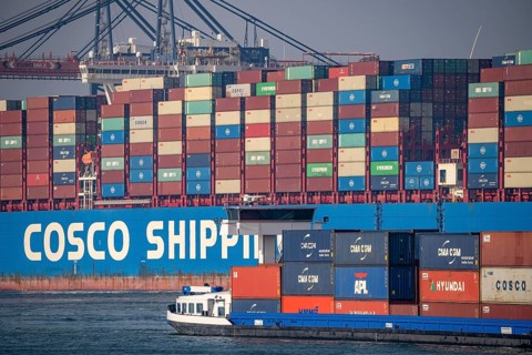 Harbour tug pushes the container freighter Cosco Shipping Leo to its berth at Hutchison Ports ECT