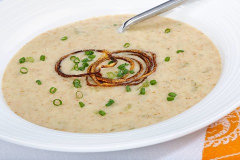 Swabian cuisine, green spelt soup, healthy, vegetarian, regional, soup served in soup plates,