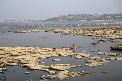Women at the Congo River near the Malebo Pool, formerly Stanley Pool, Brazzaville, Republic of