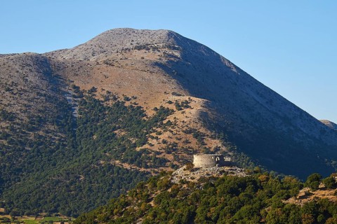 Askifou Fortress, Hilly landscape with ruins, surrounded by nature under a clear sky, Lefka Ori,