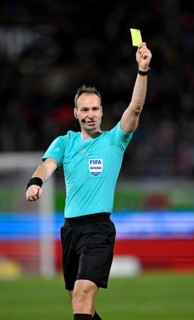 Referee Bastian Dankert, gesture, gesture, shows yellow card, warning, Voith-Arena, Heidenheim,