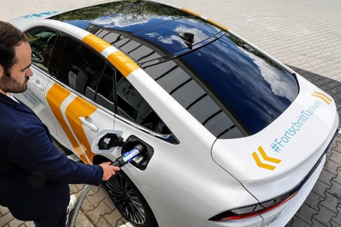 Refuelling of a fuel cell vehicle, a Toyota Mirai at a hydrogen filling station, Berlin, 17.05.2021