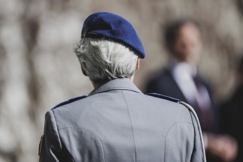 A female soldier of the Bundeswehr, photographed during a reception with military honours at the
