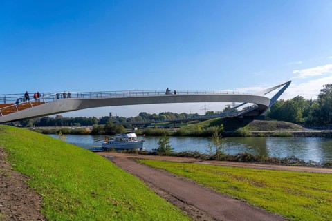 New bridge over the Rhine-Herne Canal and the Emscher, leap over the Emscher, bicycle and