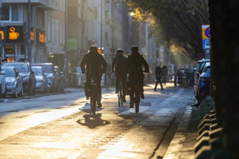 Cyclists in oblique sunlight in November, poor visibility, danger of glare, cycle lane, cyclists