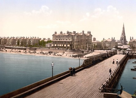 Royal Hotel vom Pier, Lowestoft, England / Royal Hotel from pier, England, Historic, digitally