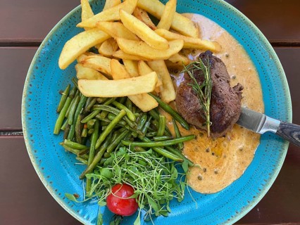 Beef fillet steak, fillet steak, fillet steak, green beans, chips, pepper sauce, garnish, plate,