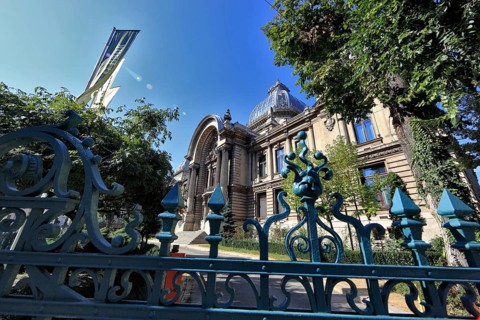 In the centre, office building, bank building, historical building of the CEC Bank, Saving Bank