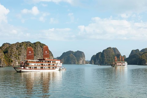 Excursion boats and karst rocks in Lan Ha Bay, Halong Bay, Vietnam, Asia