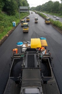Renewal of the road surface on the A40 motorway between the Kaiserberg junction and Mülheim-Heißen,