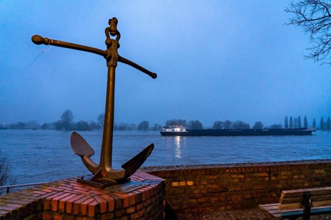High water on the Rhine at Düsseldorf-Kaiserswerth, foggy weather, riverside paths and Rhine