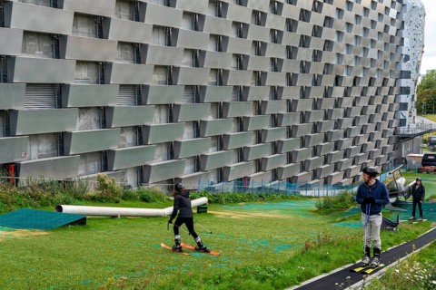 CopenHill, waste incineration plant and artificial ski slope, skiing with a view of the ski lift,