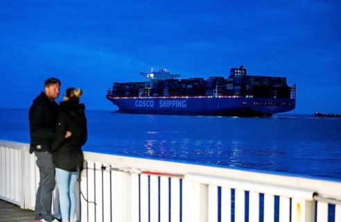Ship in the Elbe estuary, pier Neue Liebe, evening, Cuxhaven, Lower Saxony, Germany, Europe