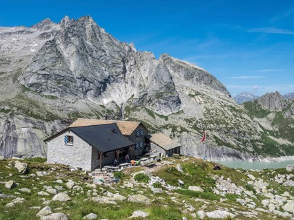 Capanna da l'Albigna, Albinga hut, above dam of reservoir Lake Albigna near village Vicosoprano,