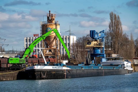 WHE Westthafen Wanne, coal for power stations is transferred from a Belgian cargo ship, coming from