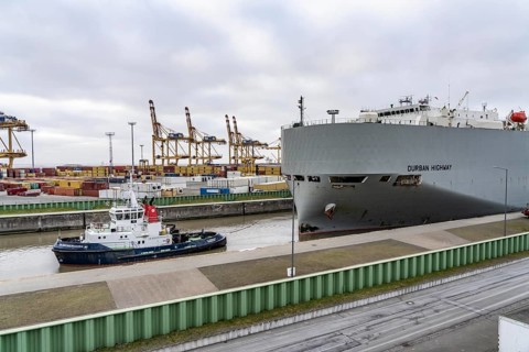 North lock in the overseas port of Bremerhaven, the vehicle transporter Durban Highway, under the