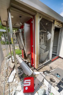 Blown up ATM of the Sparkasse in Mülheim-Heißen, Hingbergstraße, the free-standing ATM was probably