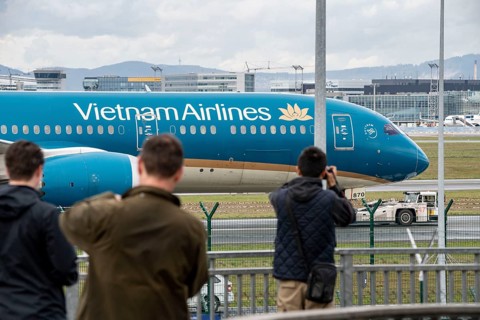 Aircraft at Frankfurt Main Airport, FRA, Vietnam Airlines, Boeing 787 Dreamliner, being towed to