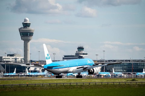 Amsterdam Shiphol Airport, AMS, aircraft approaching Kaagbaan, runway, terminal building, air