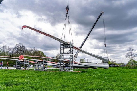 Preparation for the transport of a 68 metre long blade, a wind turbine, with a self-propelled