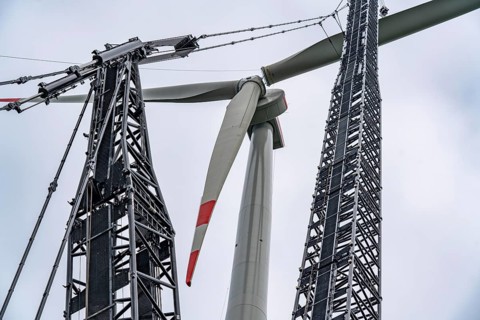 Erection of a wind turbine, wind energy plant, assembly of the third blade, with a crawler lattice