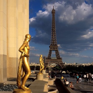 Die vergoldeten Statuen vom Trocadéro, hinten der 330m hohe Eifflturm, gebaut zum 100. Jahrestag