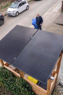 Detached house with various solar modules, in addition to solar panels on the roof of the house,