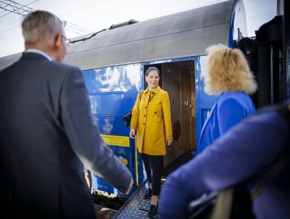 Annalena Bärbock (Alliance 90/The Greens), Federal Foreign Minister, gets off a train at Kyiv
