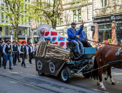 Float of the Schwyzer Güdelzischtiggsellschaft of the host canton of Schwyz, parade of historically