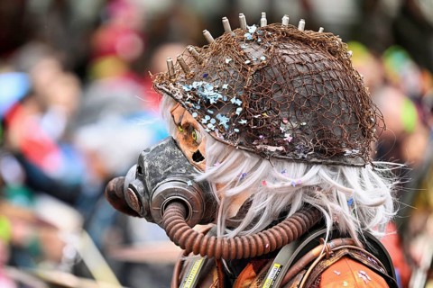 Person dressed up as a soldier with a gas mask at the Wey guild on Rose Monday, Güdismäntig,