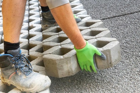 Paving work: Laying of grass pavers