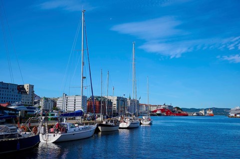 Harbour with boats, buildings and blue sky, Bryggen, Bergen, Vestland, Norway, Europe