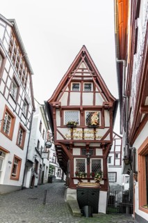 Market square with medieval half-timbered houses, Bernkastel-Kues, Moselle, Rhineland-Palatinate,