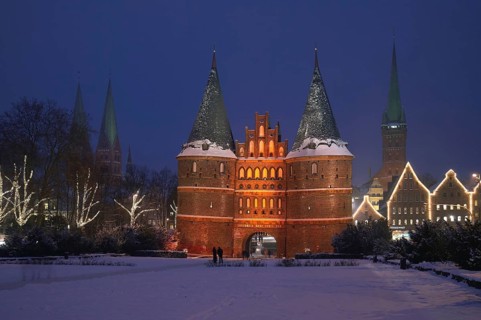 Europe, Germany, Schleswig-Holstein, Lübeck, Holstentor in winter at Christmas, Hamburg, Hamburg,