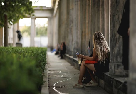 Reading by Ulrike C. Tscharre and live music at the Kolonnaden Bar on Museum Island in Berlin,