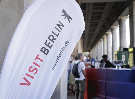 Reading by Ulrike C. Tscharre and live music at the Kolonnaden Bar on Museum Island in Berlin,