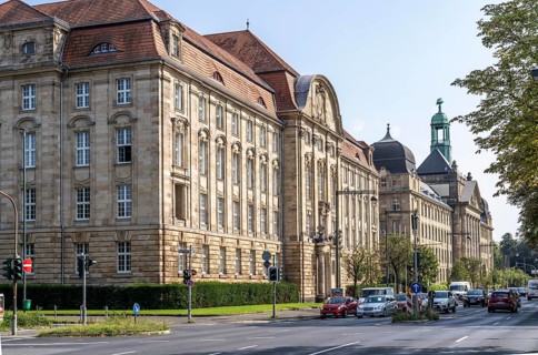 In front the building of the Düsseldorf Higher Regional Court, behind it the Düsseldorf District